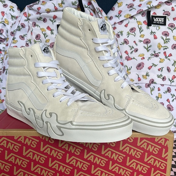 Vans Men’s Sk8-Hi Flame
Suede White/White
VN0005UJWWW
Sneakers - Picture 5 of 16
